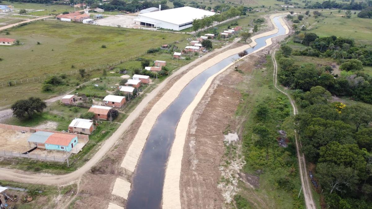 Aérea del canal de derivación cruzando el pueblo