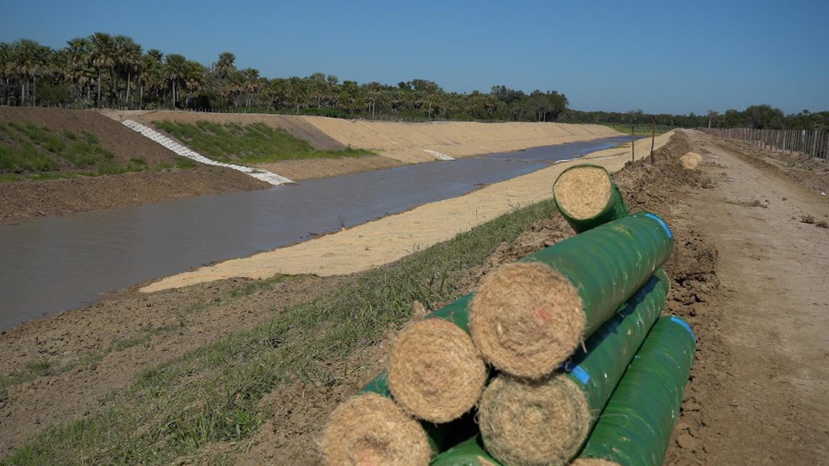 Rollos de manta orgánica al pie del canal