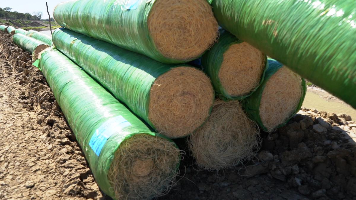 Rollos de manta en su malla, listos para tender