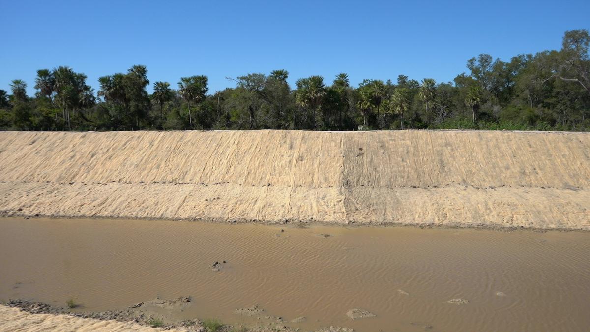 El canal revestido en perspectiva, con el agua