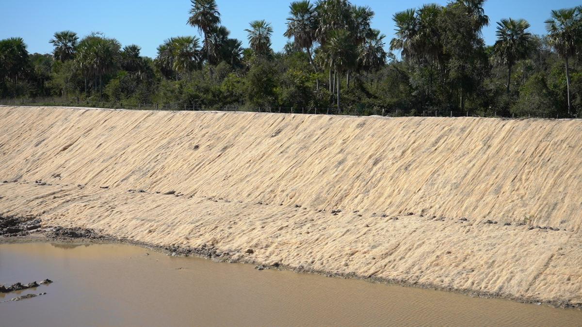 El canal terminado con la manta y el agua