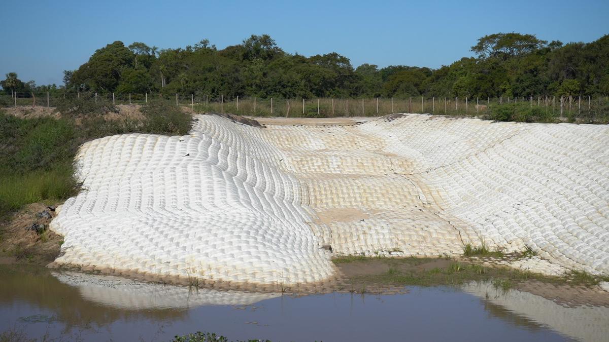 El colchón bajando hasta el agua, con el verde arriba