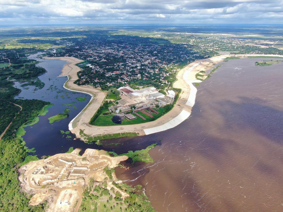 Aérea de la costanera con la ciudad y el río