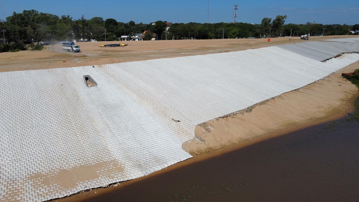 El talud revestido con el río al pie