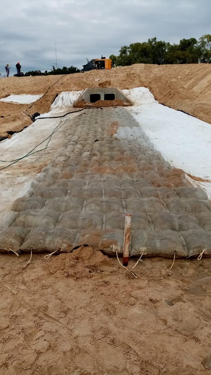 Compuertas de hormigón con el colchón al pie