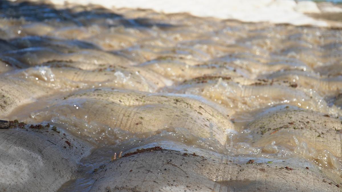 El agua corriendo sobre las celdas del colchón