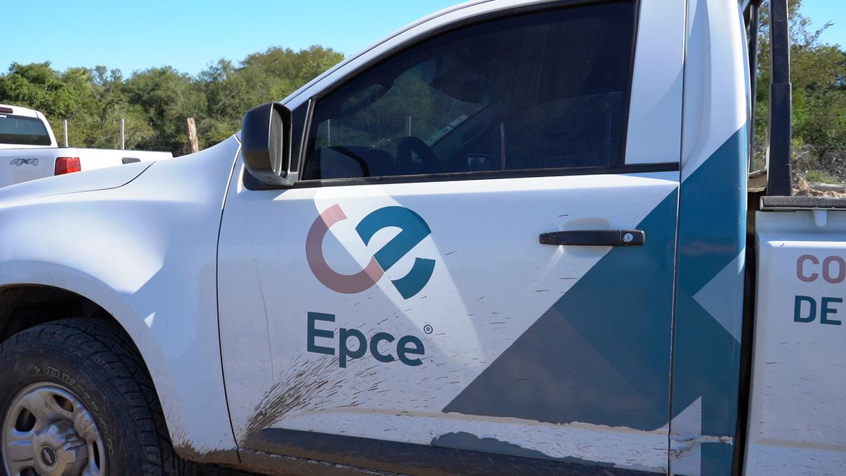 Camioneta de la empresa en la obra