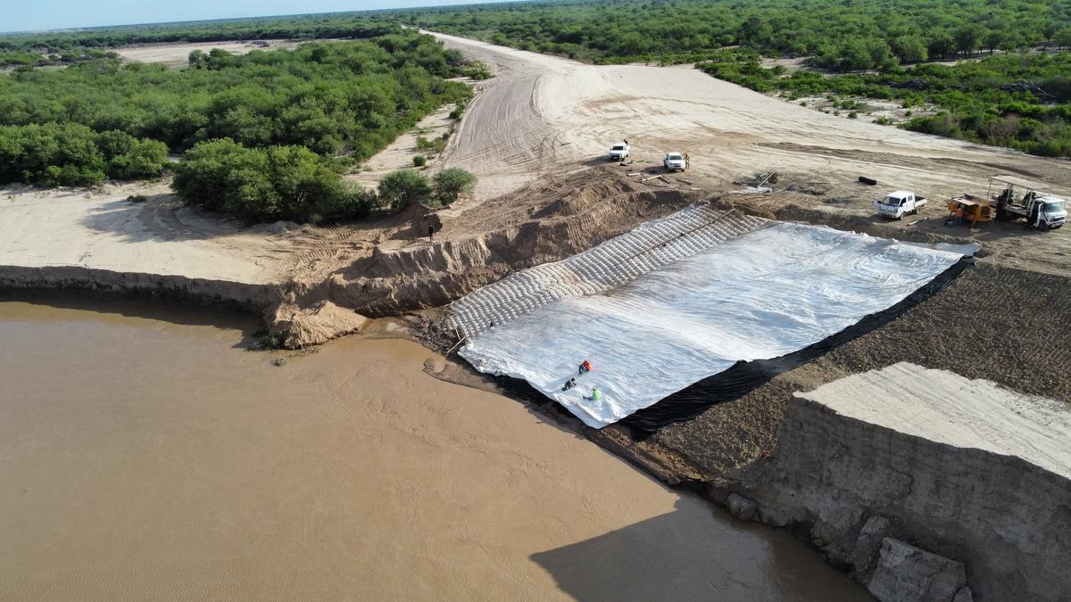 Aérea del delantal de colchón sobre el cauce