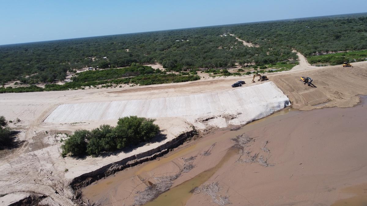 Aérea del conjunto de la obra con el río Pilcomayo