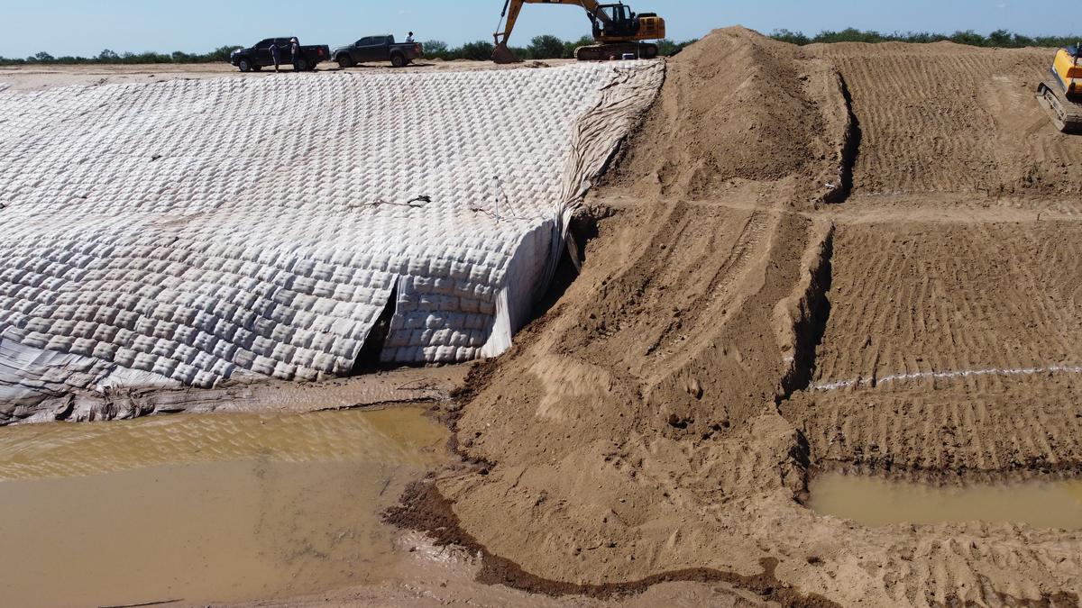 La excavadora trabajando sobre el colchón