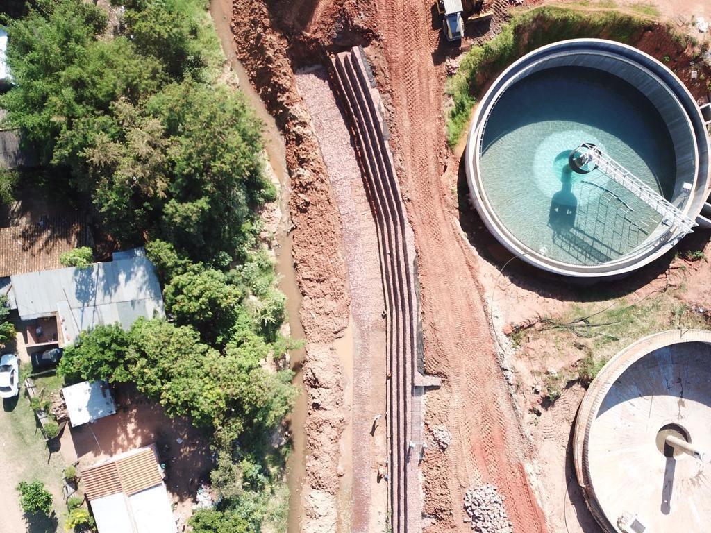 Aérea cenital del muro escalonado junto al tanque circular