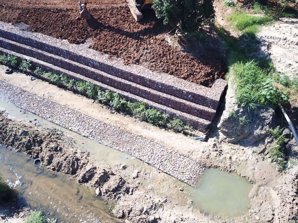 Las terrazas de gaviones con el arroyo al pie