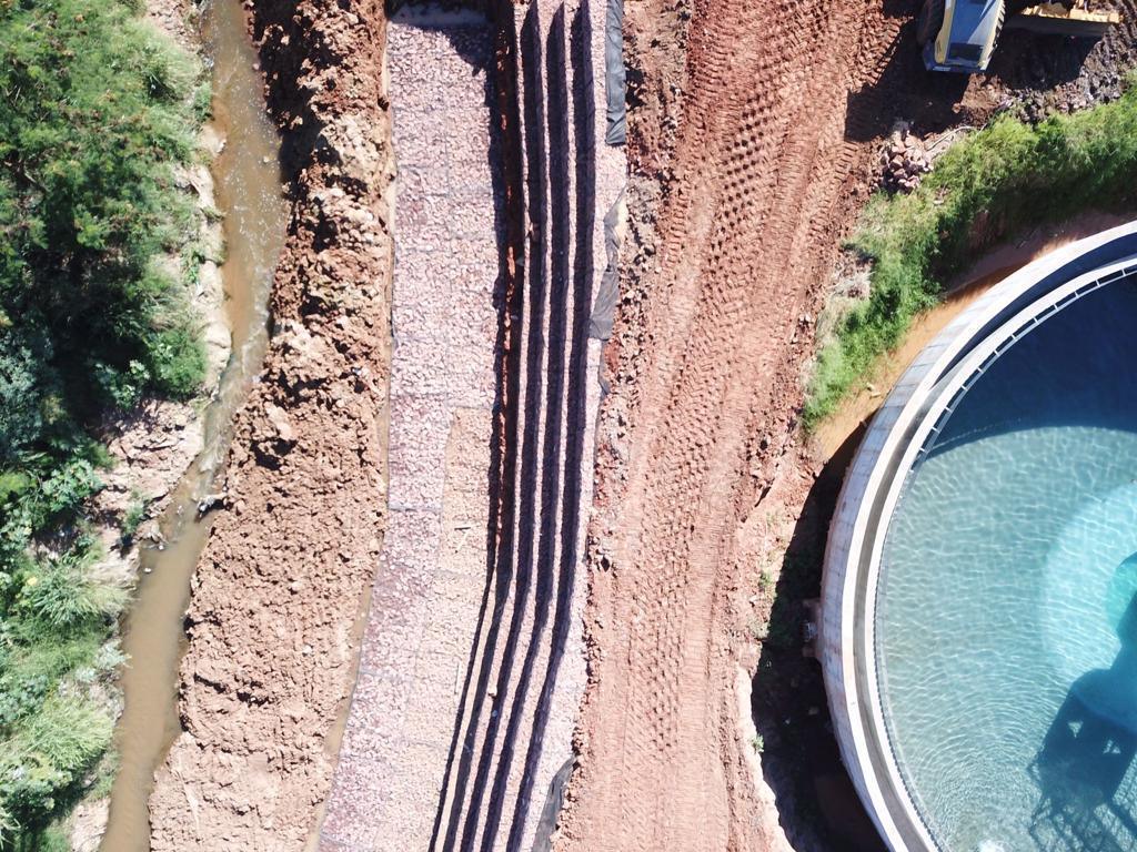 El tanque de tratamiento con el muro terminado al costado