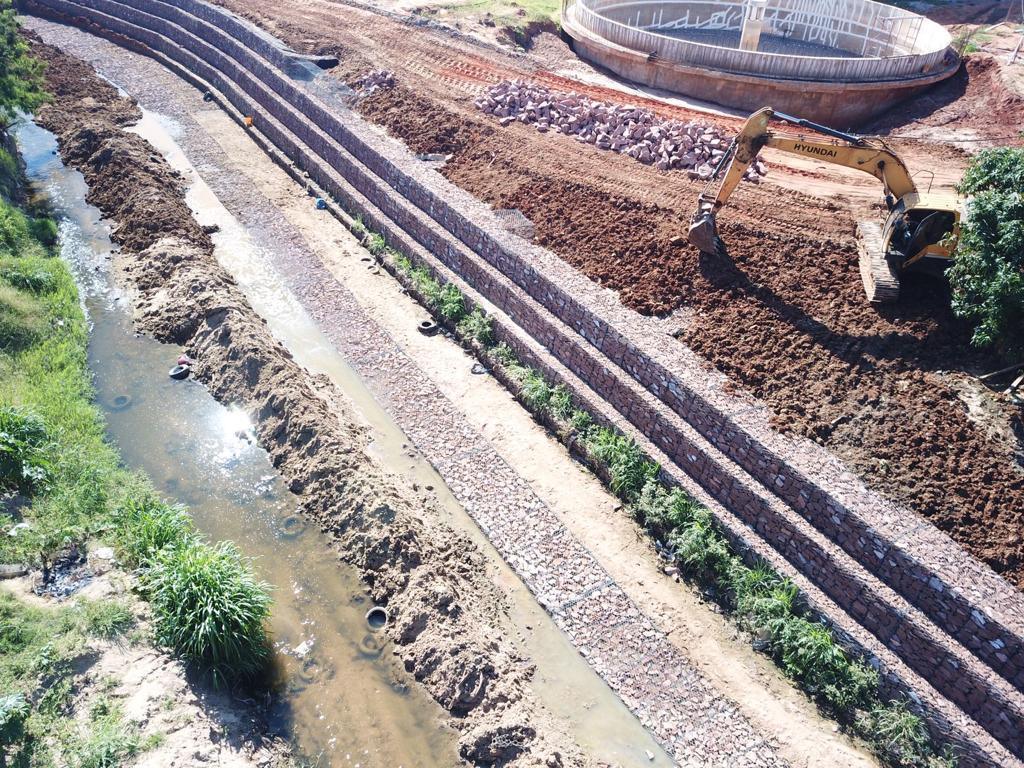 Aérea del conjunto con el muro y el arroyo