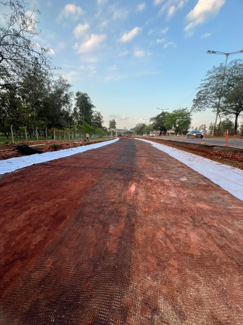 Geogrilla de refuerzo sobre la subrasante de la rampa