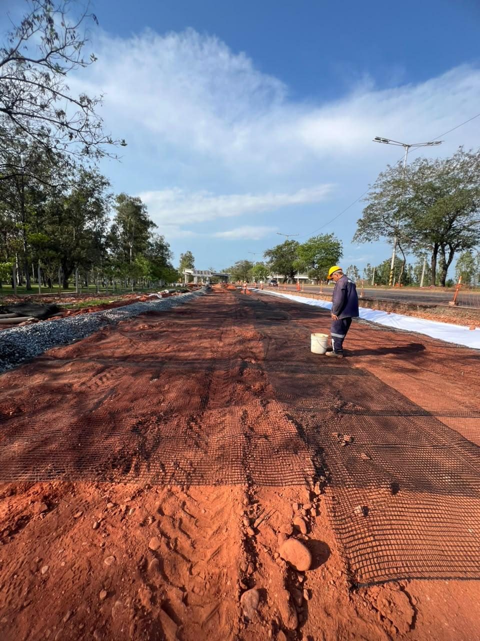 La cuadrilla trabajando sobre la geogrilla