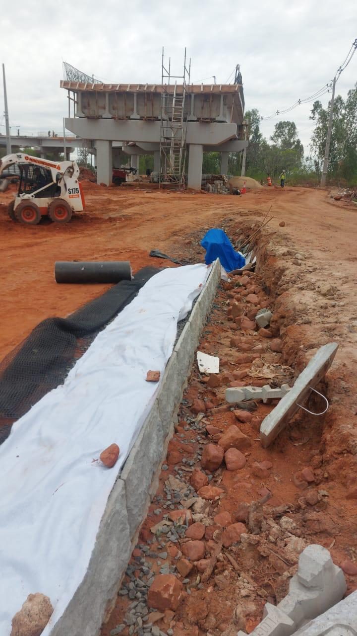 El muro en avance junto al viaducto en construcción