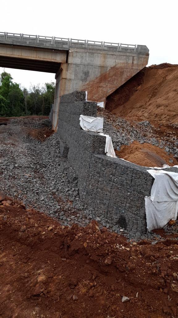 El gavión envolviendo la pila del puente