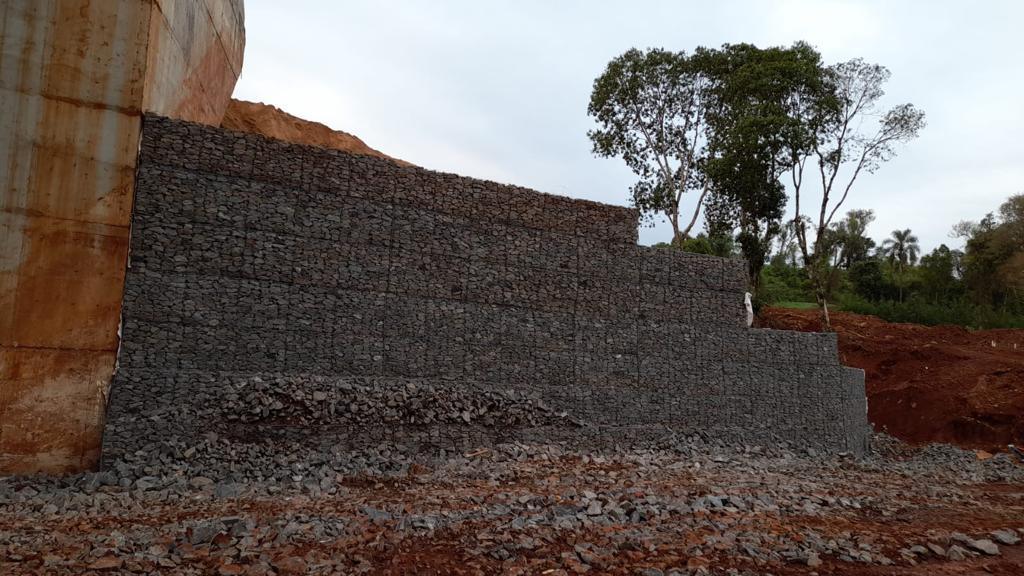 El muro terminado con el terraplén detrás
