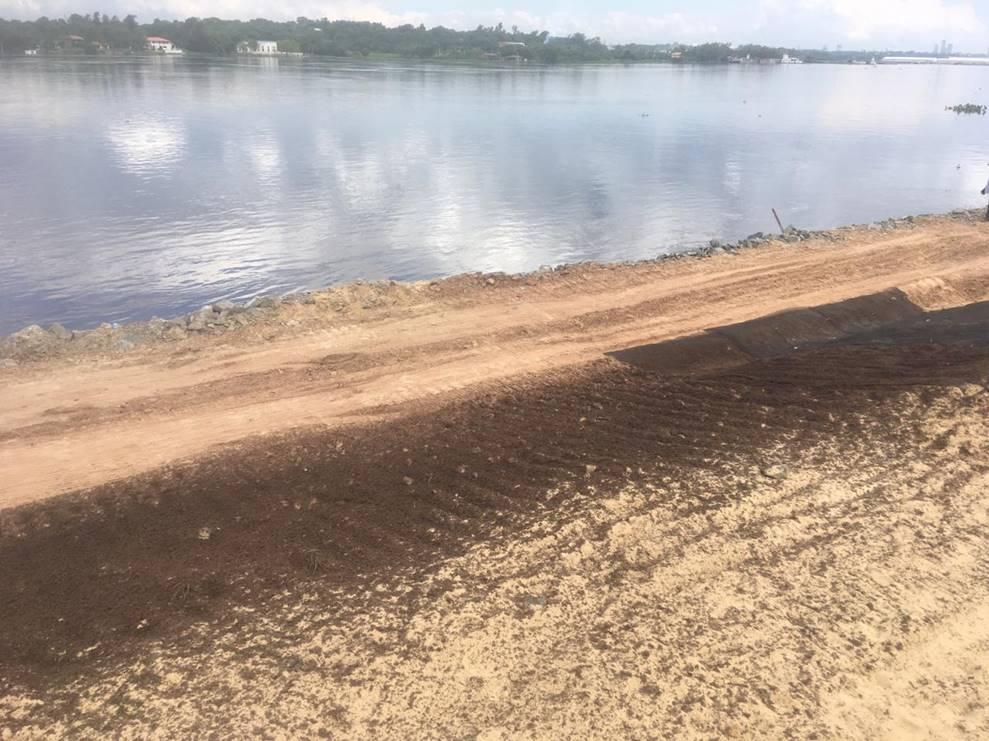 El terraplén junto al espejo de agua