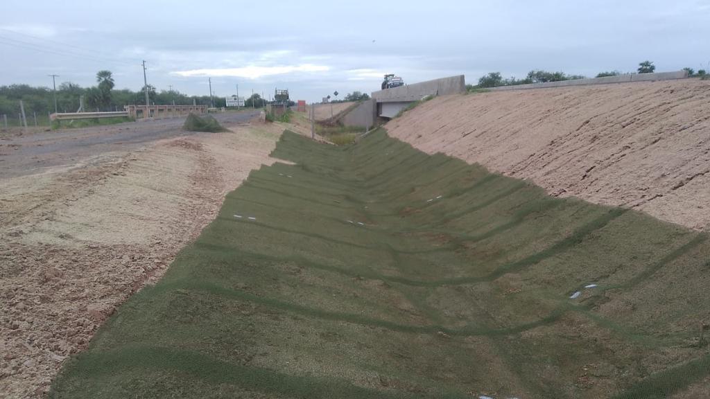 El canal tratado junto a la ruta