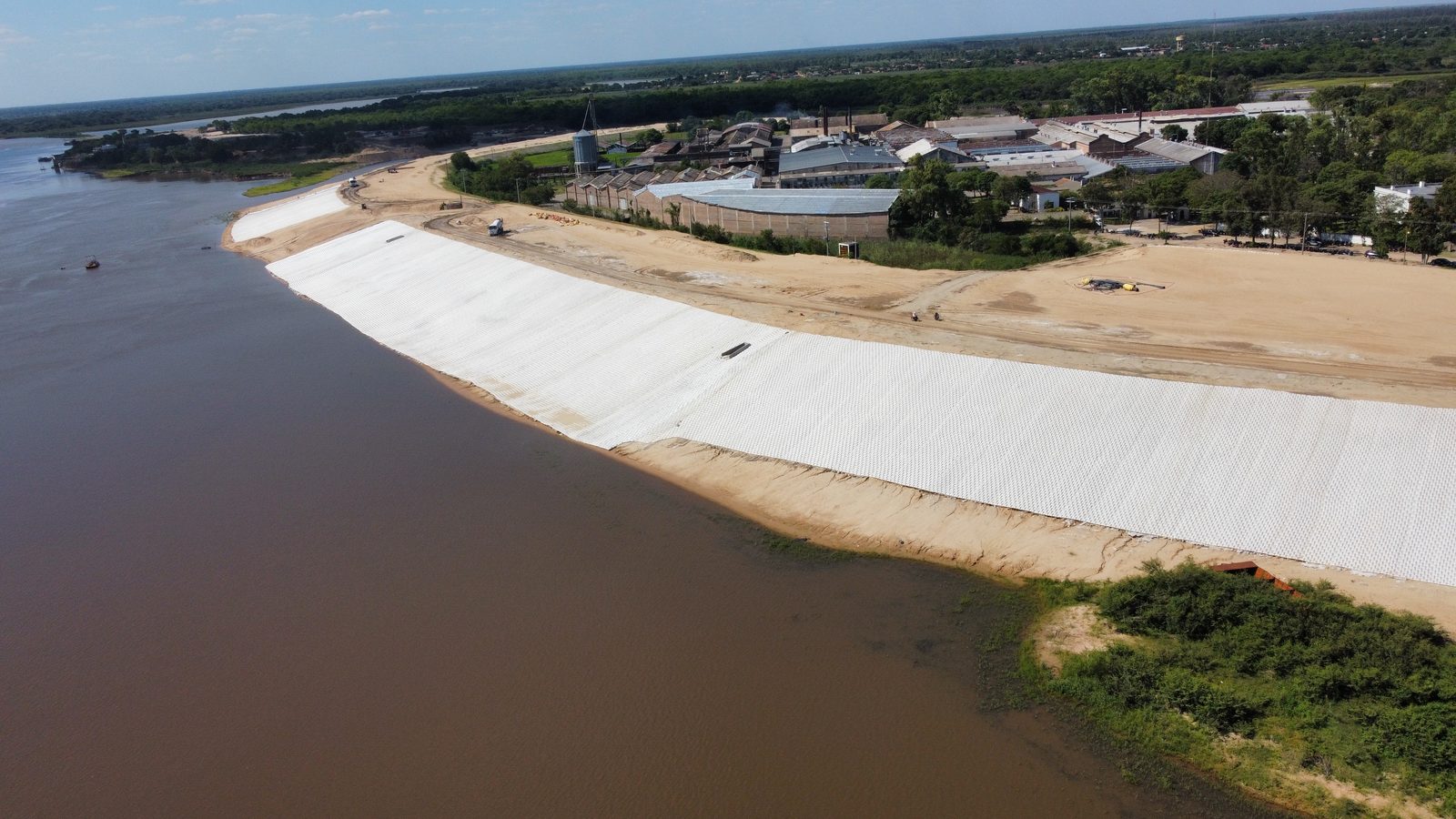 Vista aérea del colchón de concreto revistiendo la barranca del río Paraguay en Pilar