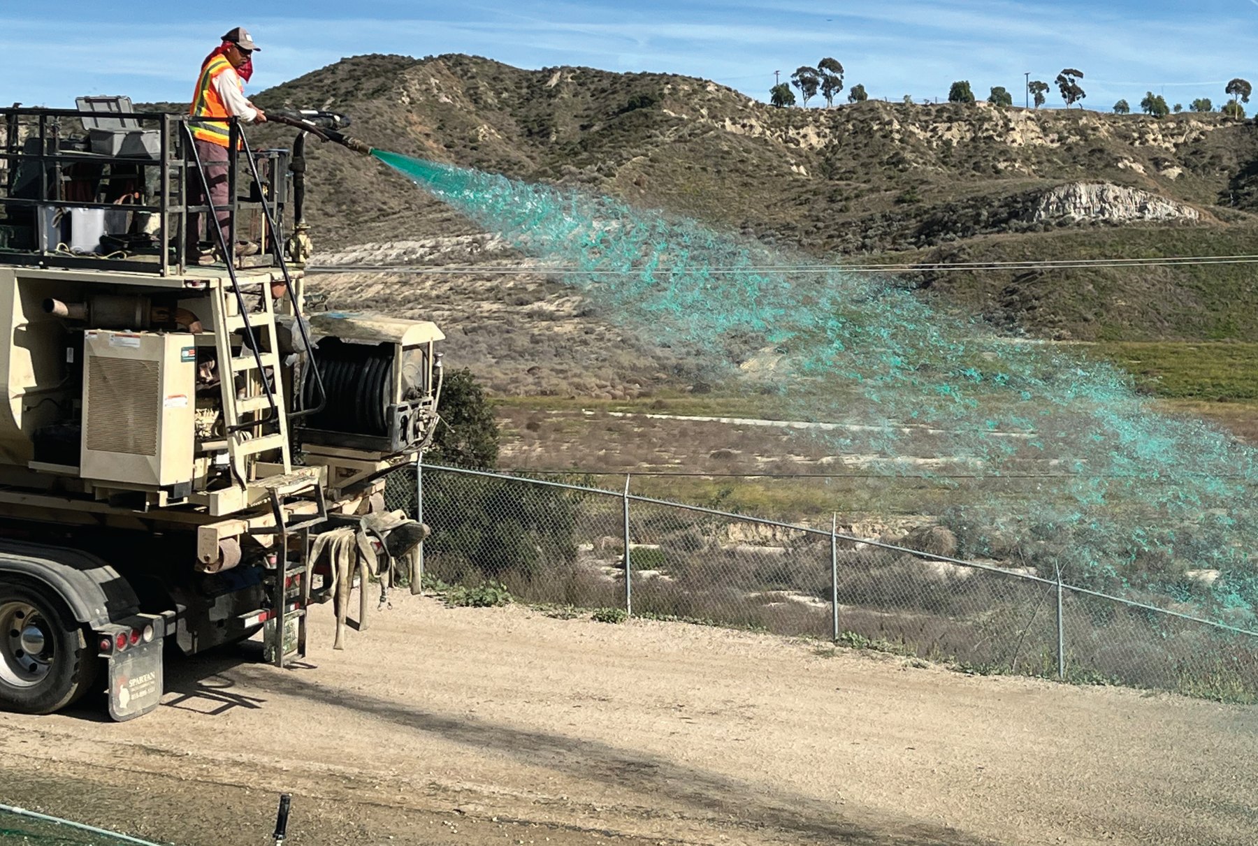 Aplicación de supresor de polvo DustRX con hidrosembradora
